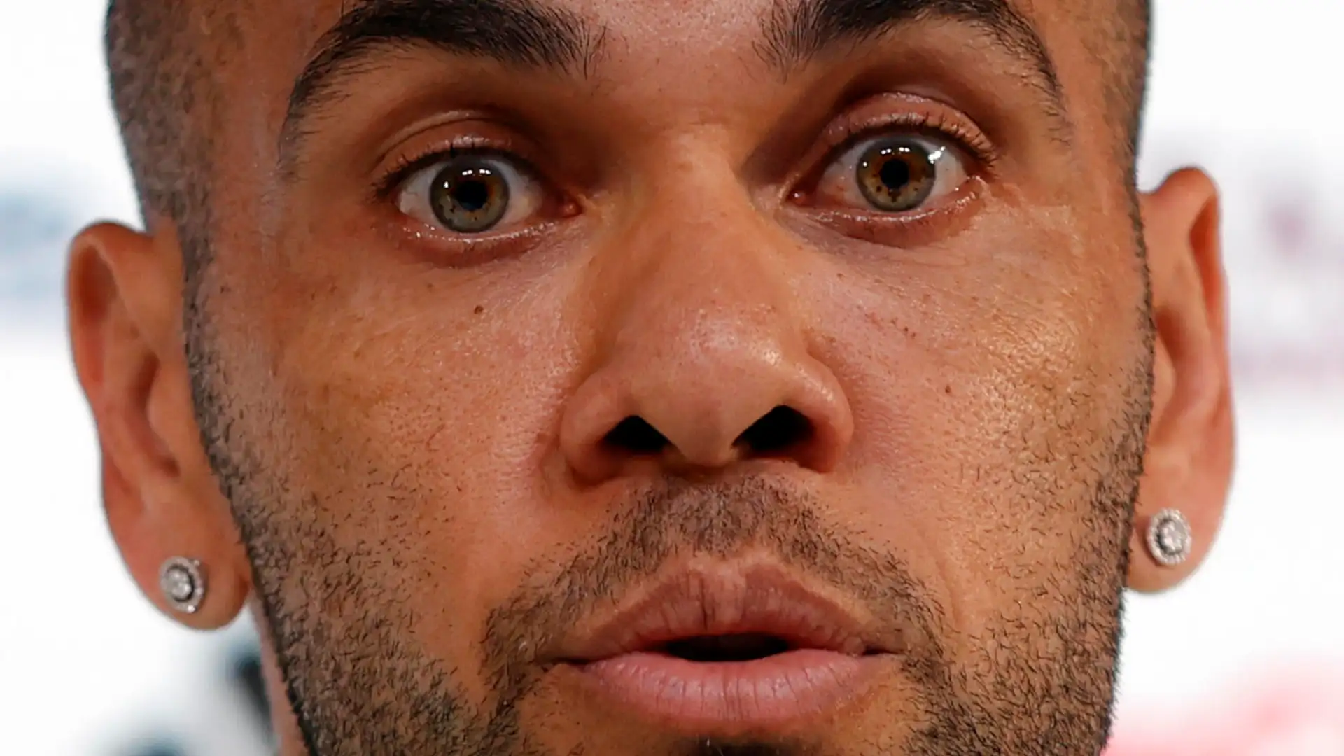 El futbolista Dani Alves durante una rueda de prensa El futbolista Dani Alves durante una rueda de prensa