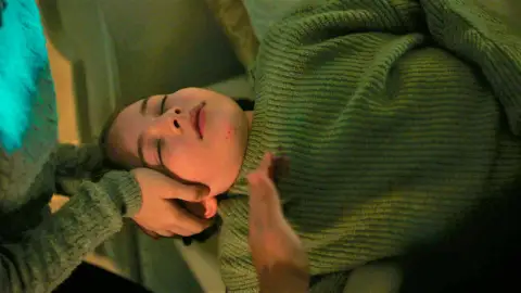 ¡Emel, gravemente herida tras recibir un disparo!: ¿Se pondrá bien? ¡Emel, gravemente herida tras recibir un disparo!: ¿Se pondrá bien?