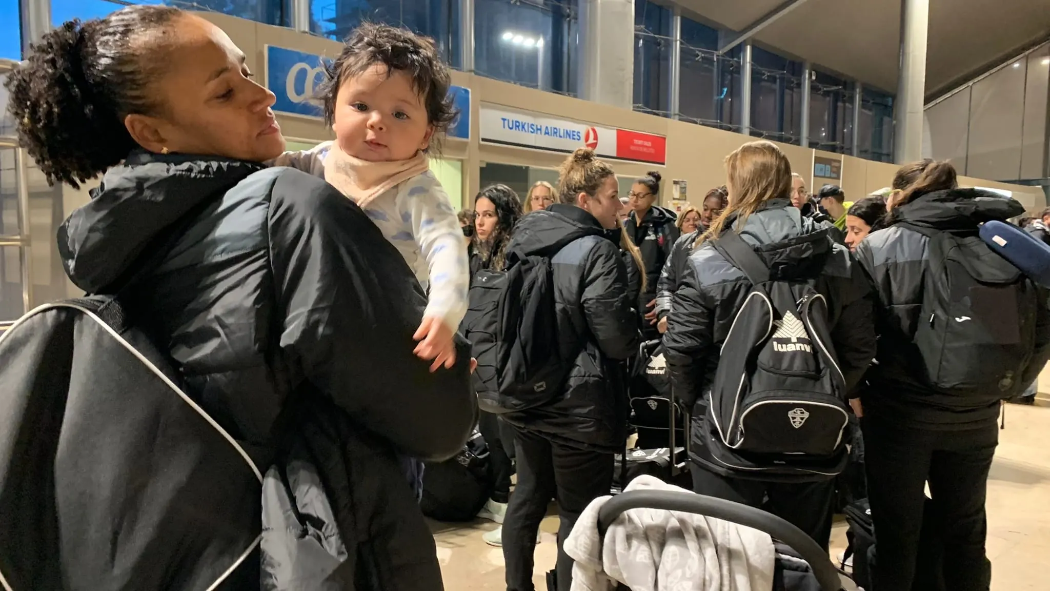 Alexandra Do Nascimento y su hija Lía en un viaje del Atticgo Club Balonmano Elche Alexandra Do Nascimento y su hija Lía en un viaje del Atticgo Club Balonmano Elche