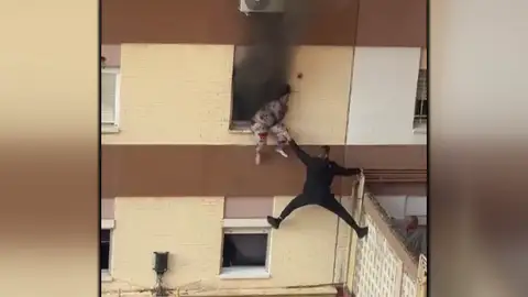 Trepó hasta los niños y consiguió salvarlos Trepó hasta los niños y consiguió salvarlos