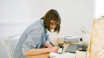 Imagen de archivo de una mujer tomando notas Imagen de archivo de una mujer tomando notas