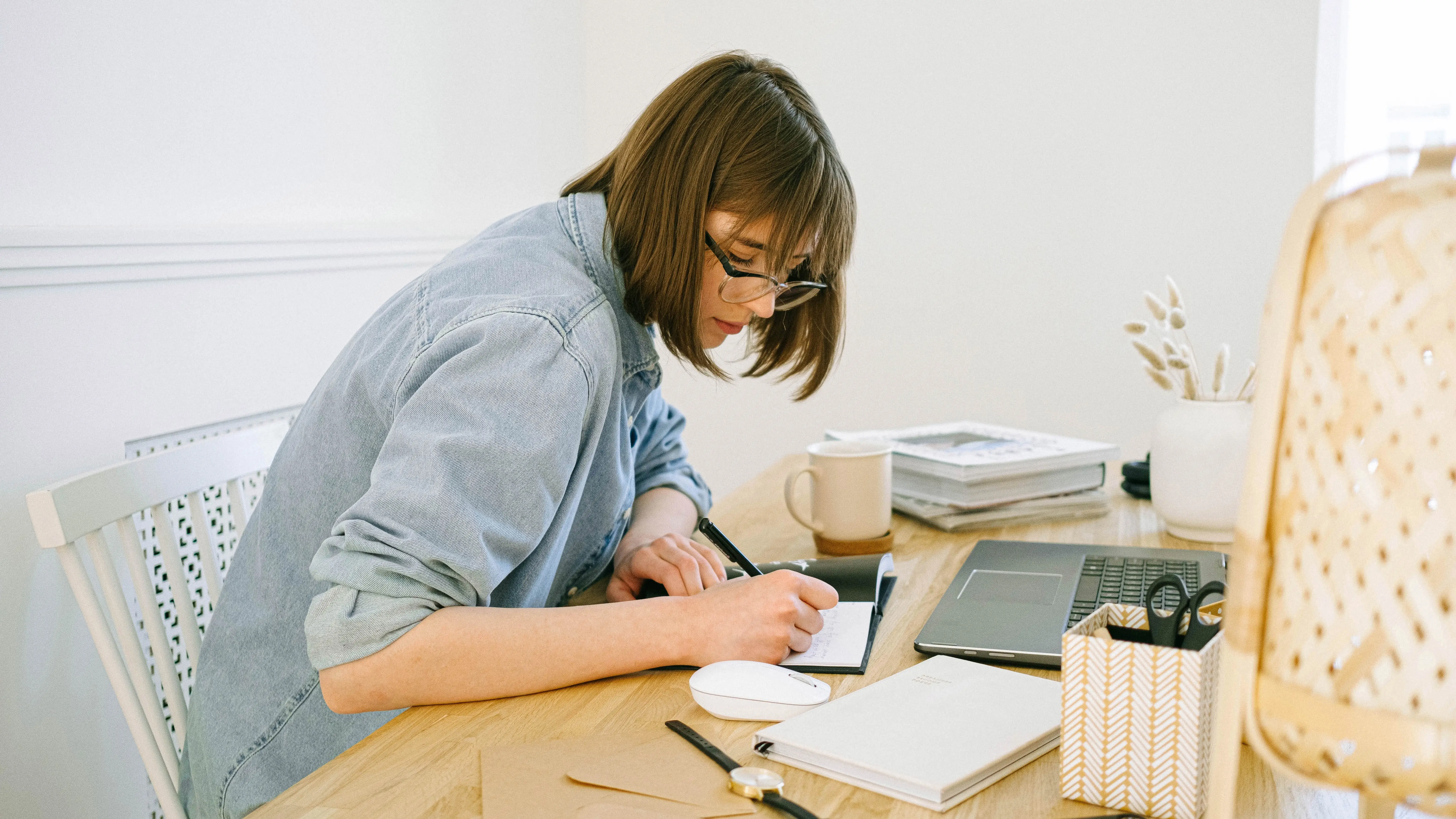 Imagen de archivo de una mujer tomando notas Imagen de archivo de una mujer tomando notas