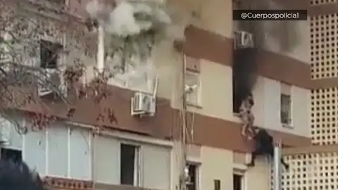 Mujer encaramada en la ventana Mujer encaramada en la ventana