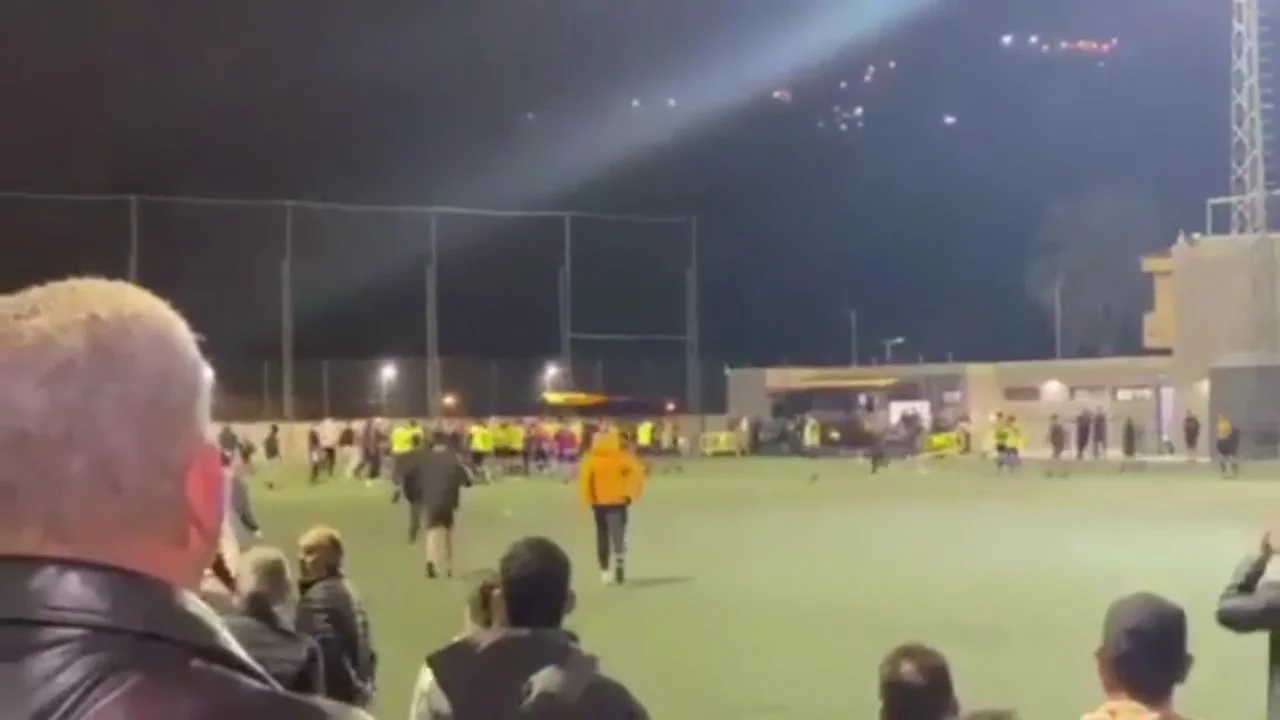 Pelea multitudinaria entre jugadores y aficionados tras un partido de fútbol regional en Arona Pelea multitudinaria entre jugadores y aficionados tras un partido de fútbol regional en Arona