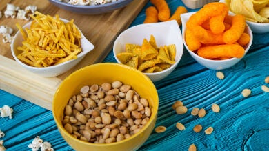 Estos son los aperitivos más saludables según la OCU