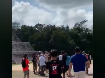 Un turista polaco incumple las normas y sube las escalinatas del Castillo de Chichén Itzá