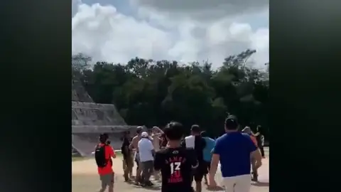Un turista polaco incumple las normas y sube las escalinatas del Castillo de Chichén Itzá Un turista polaco incumple las normas y sube las escalinatas del Castillo de Chichén Itzá