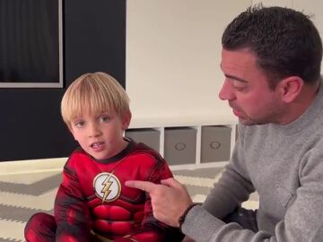 Xavi enseña el himno del Barça a su hijo