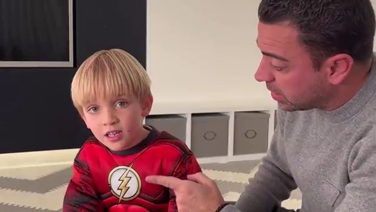 La imagen más tierna de Xavi cantando el himno del Barcelona con su hijo