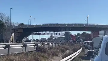 El vídeo del atasco que ha provocado el accidente de un camión en Madrid 