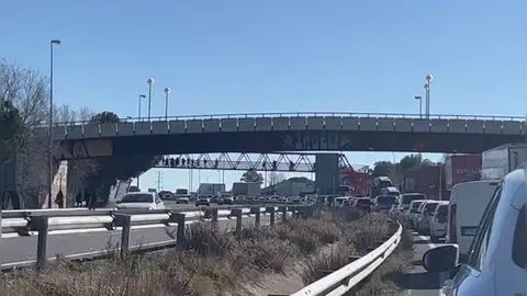 El vídeo del atasco que ha provocado el accidente de un camión en Madrid El vídeo del atasco que ha provocado el accidente de un camión en Madrid