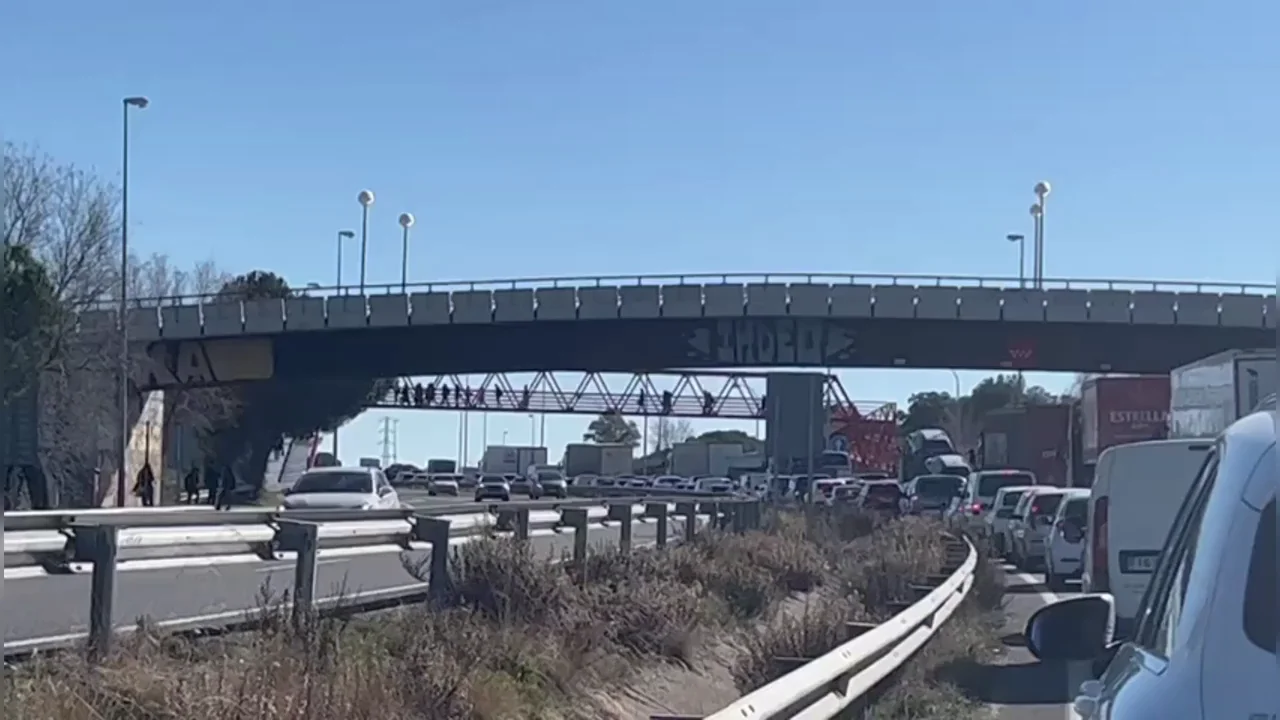 El v&iacute;deo del atasco que ha provocado el accidente de un cami&oacute;n en Madrid 