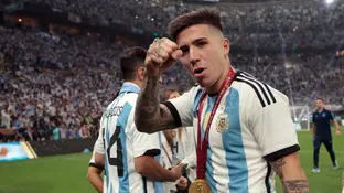 Enzo Fernández tras ganar el Mundial con Argentina Enzo Fernández tras ganar el Mundial con Argentina