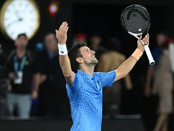 Novak Djokovic celebra su victoria frente a Stefanos Tsitsipas en el Open de Australia Novak Djokovic celebra su victoria frente a Stefanos Tsitsipas en el Open de Australia