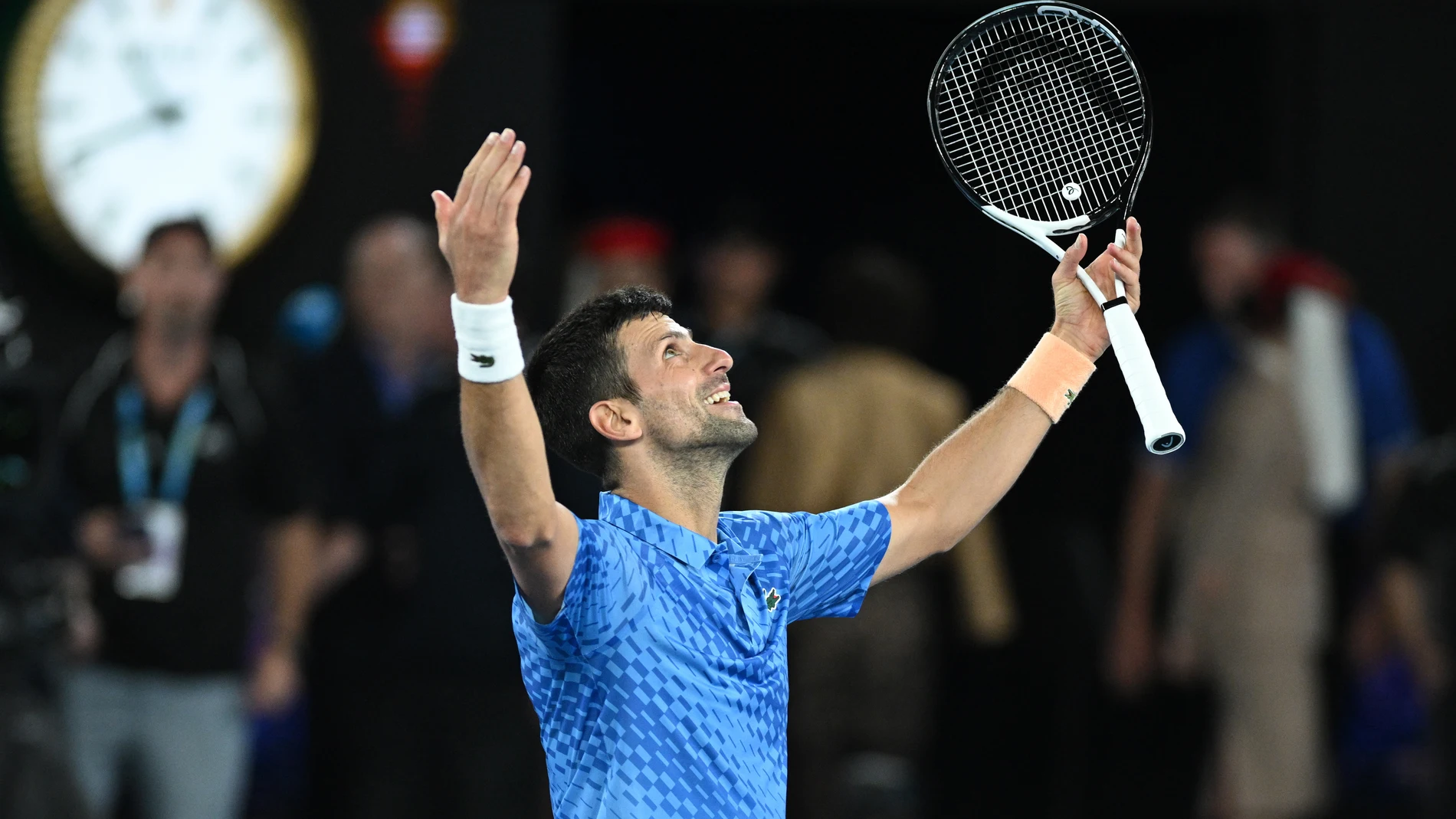 Novak Djokovic celebra su victoria frente a Stefanos Tsitsipas en el Open de Australia