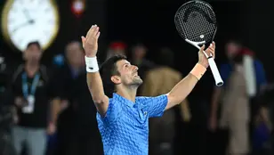 Novak Djokovic celebra su victoria frente a Stefanos Tsitsipas en el Open de Australia