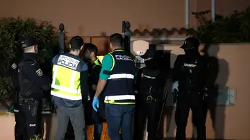 La Policía Nacional en las inmediaciones de la vivienda en La Línea de la Concepción (Cádiz)