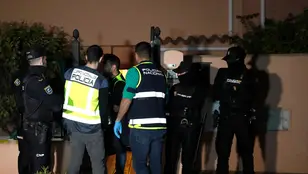 La Policía Nacional en las inmediaciones de la vivienda en La Línea de la Concepción (Cádiz)