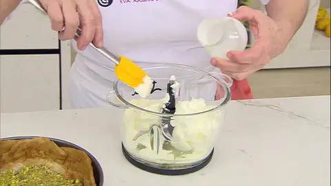 Vierte la crema de queso al molde Vierte la crema de queso al molde