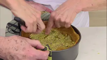 Cubre la base de pasta filo con la mitad de la pasta de pistacho