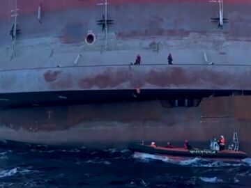 Activistas de Greenpeace suben a bordo de una plataforma de Shell en Canarias en protesta por el cambio climático