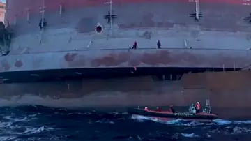 Activistas de Greenpeace suben a bordo de una plataforma de Shell en Canarias en protesta por el cambio climático Activistas de Greenpeace suben a bordo de una plataforma de Shell en Canarias en protesta por el cambio climático