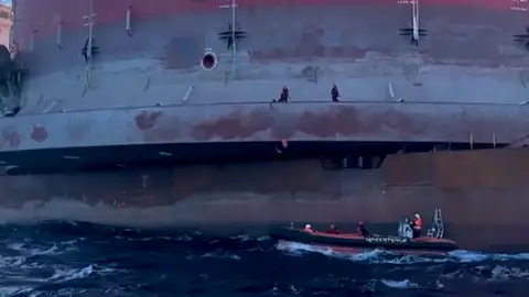 Activistas de Greenpeace suben a bordo de una plataforma de Shell en Canarias en protesta por el cambio climático Activistas de Greenpeace suben a bordo de una plataforma de Shell en Canarias en protesta por el cambio climático