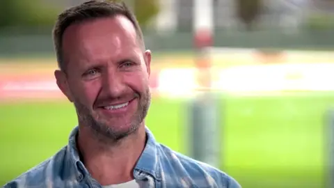 Campbell Johnstone, en su entrevista en la televisión TVNZ Campbell Johnstone, en su entrevista en la televisión TVNZ