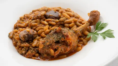 Arguiñano elabora una receta tradicional de Francia: alubias con pato Arguiñano elabora una receta tradicional de Francia: alubias con pato