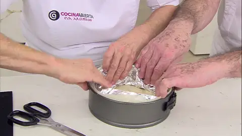 Pon una tira gruesa de papel de aluminio por el contorno interior de la tarta Pon una tira gruesa de papel de aluminio por el contorno interior de la tarta