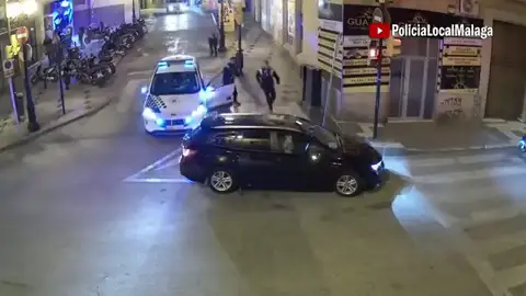 Un hombre intenta robar un VTC en Málaga y termina detenido por la policía al no saber arrancarlo Un hombre intenta robar un VTC en Málaga y termina detenido por la policía al no saber arrancarlo