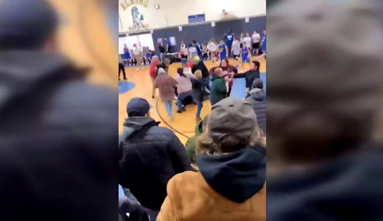 Salvaje pelea en un partido escolar en EE.UU.