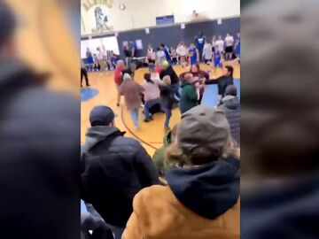 Salvaje pelea en un partido escolar en EE.UU.