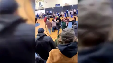 Salvaje pelea en un partido escolar en EE.UU. Salvaje pelea en un partido escolar en EE.UU.