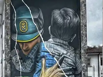 El abrazo entre un niño y un guardia civil, uno de los murales que se pueden ver en Galicia El abrazo entre un niño y un guardia civil, uno de los murales que se pueden ver en Galicia