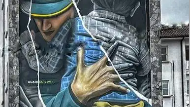 El abrazo entre un niño y un guardia civil, uno de los murales que se pueden ver en Galicia El abrazo entre un niño y un guardia civil, uno de los murales que se pueden ver en Galicia