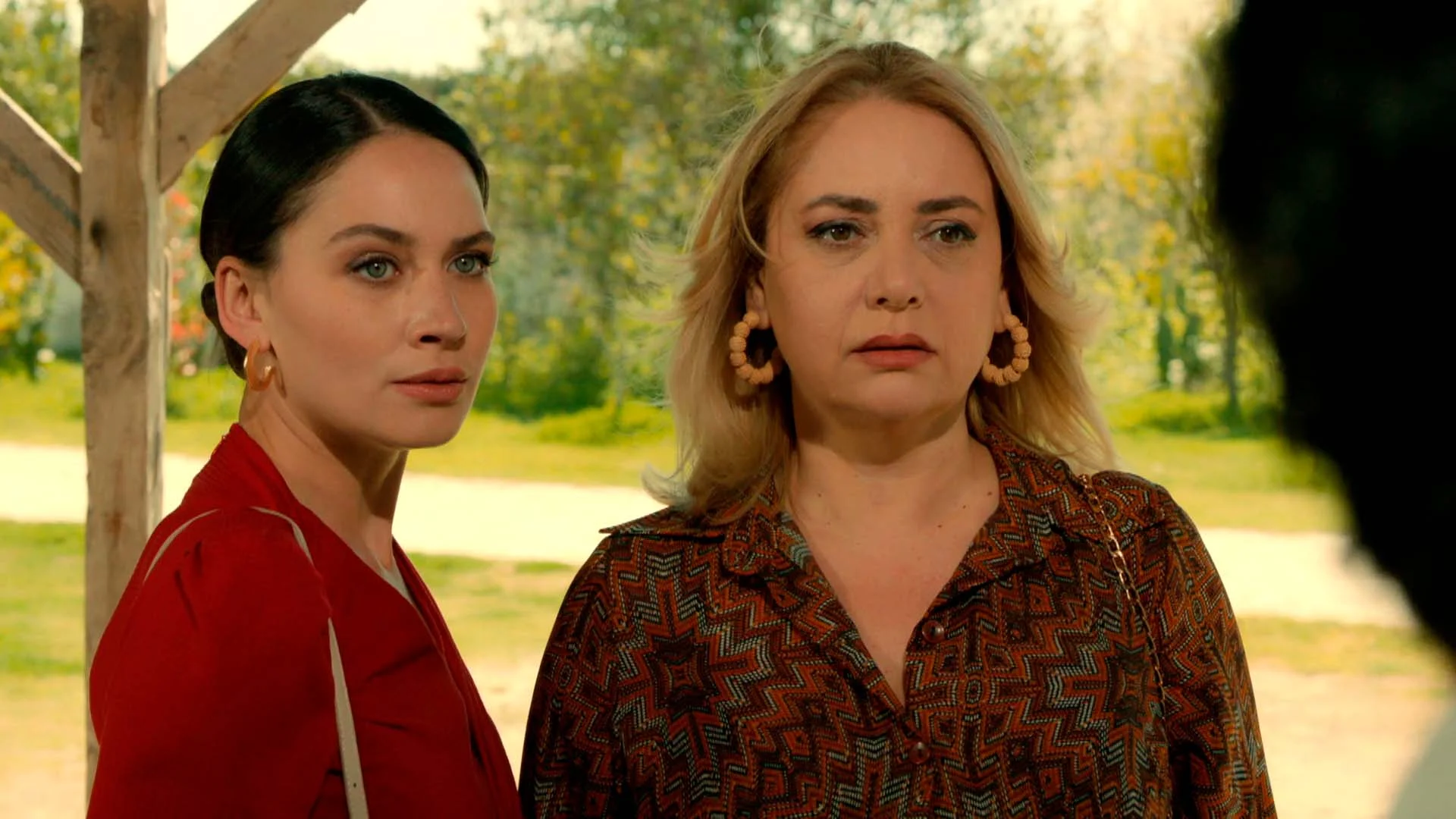 Z&uuml;leyha expulsa a Sermin y Bet&uuml;l de su hacienda&hellip; &iexcl;Hab&iacute;an robado el amuleto de Leyla!