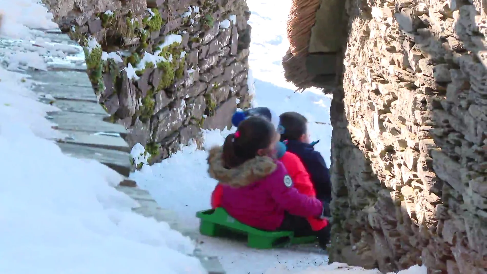 Las primeras nieves en O Cebreiro, Lugo, llenan las calles de turistas 
