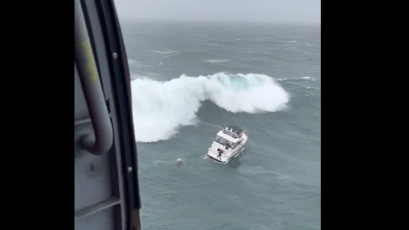 Momento en el que un hombre es engullido por una ola gigante