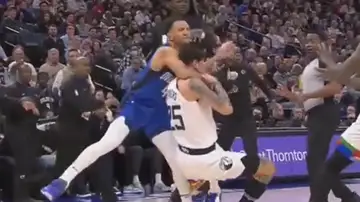 Rivers y Mo Bamba protagonizan una pelea monumental en el Magic - Wolves Rivers y Mo Bamba protagonizan una pelea monumental en el Magic - Wolves