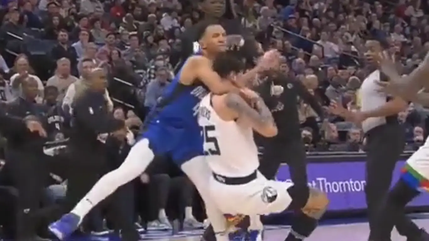 Rivers y Mo Bamba protagonizan una pelea monumental en el Magic - Wolves Rivers y Mo Bamba protagonizan una pelea monumental en el Magic - Wolves
