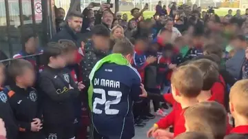 El pasillo que le hicieron a Rafita a su llegada al campo de fútbol El pasillo que le hicieron a Rafita a su llegada al campo de fútbol