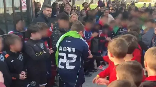 El pasillo que le hicieron a Rafita a su llegada al campo de f&uacute;tbol