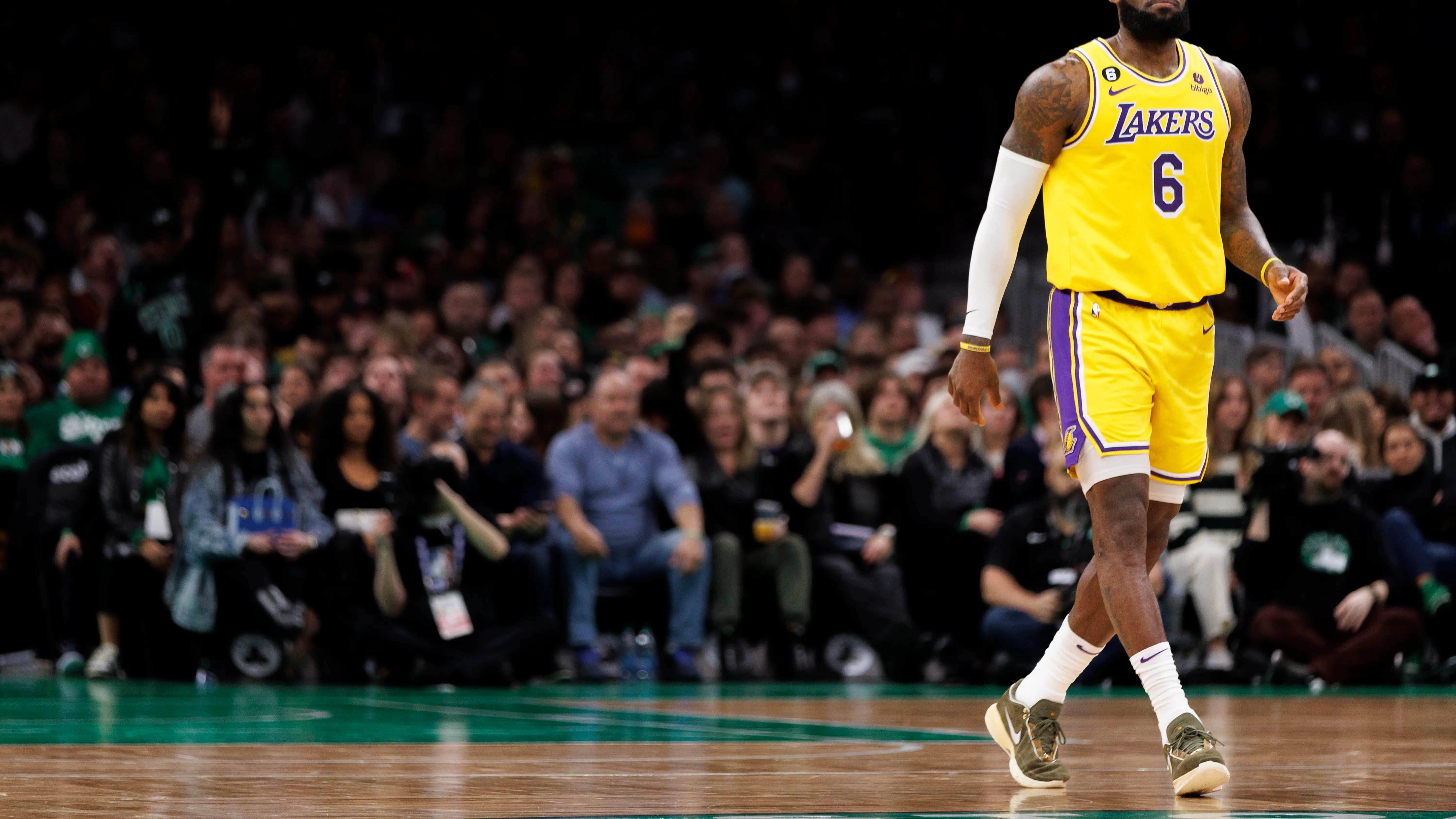 LeBron James en un partido ante los Boston Celtics LeBron James en un partido ante los Boston Celtics