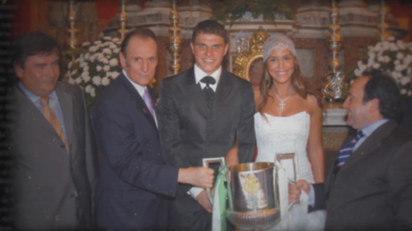 La ocurrencia de Manuel Ruiz de Lopera en la boda de Joaquín y Susana: “Lo que le interesaba era sacar la Copa en el altar casándome” La ocurrencia de Manuel Ruiz de Lopera en la boda de Joaquín y Susana: “Lo que le interesaba era sacar la Copa en el altar casándome”