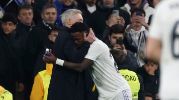 Ancelotti abraza a Vinicius en un partido en el Bernabéu