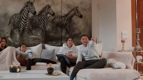 El extraño polizón en la boda de Joaquín y Susana: “El de la camisa de tirantes, ¿quién carajos es?” El extraño polizón en la boda de Joaquín y Susana: “El de la camisa de tirantes, ¿quién carajos es?”