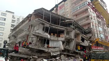 Edificio destruido tras el terremoto en Turquía
