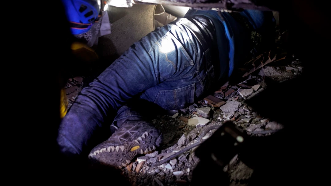Un hombre intenta ayudar a un superviviente del terremoto