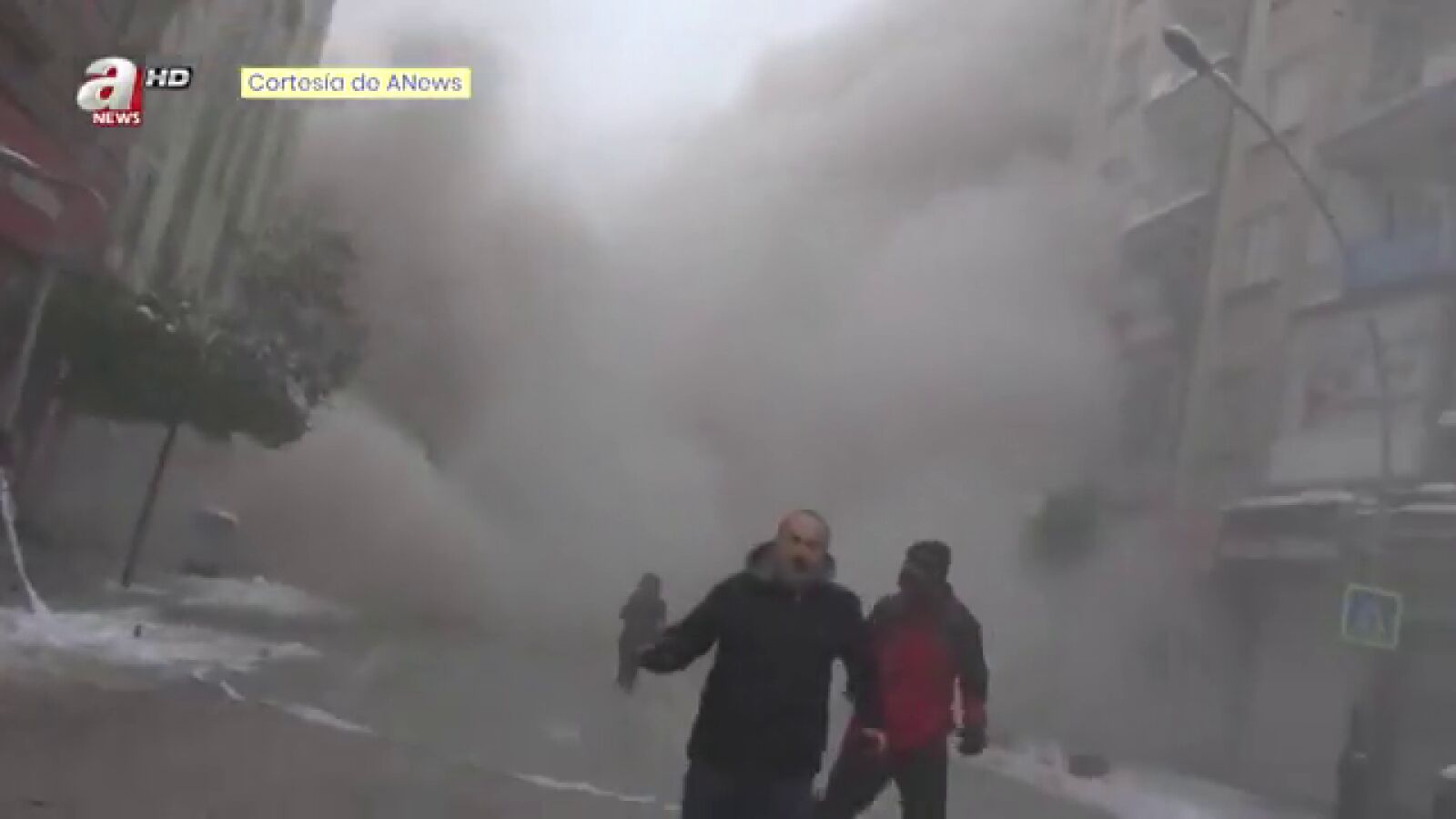 Las imágenes de pánico y desconcierto durante el derrumbe de edificios en el terremoto en Turquía